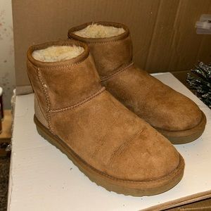UGG  Chestnut Classic Mini Size 6